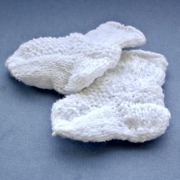 Вязаные носки для девочки или мальчика с узором. Вязка спицами для начинающих