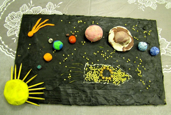 Поделки на День космонавтики своими руками из салфеток и ватных дисков, бумаги и пластилина (для детского сада и школы)