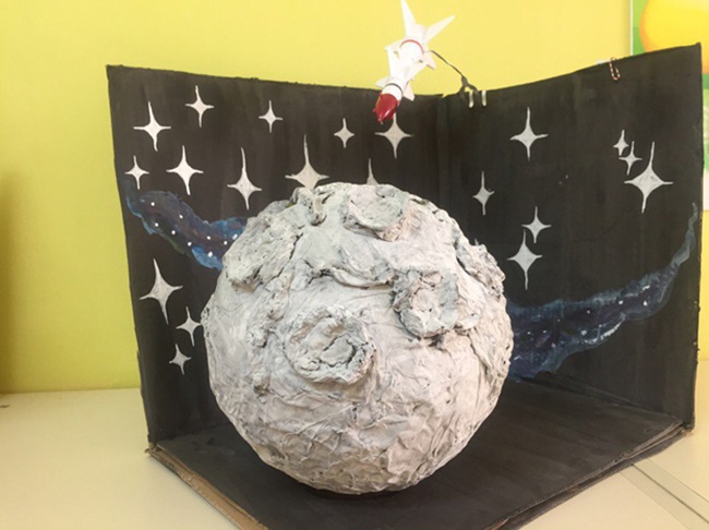 Поделки на День космонавтики своими руками из салфеток и ватных дисков, бумаги и пластилина (для детского сада и школы)