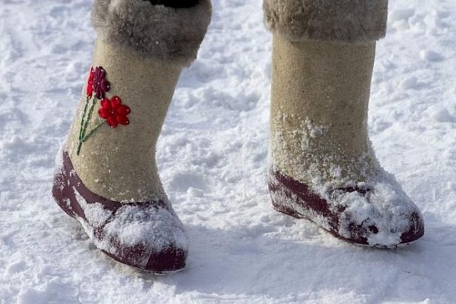 Коньки снегурки на валенках фото