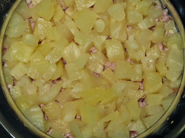 Самый вкусный салат с ананасами: рецепты классические и слоями