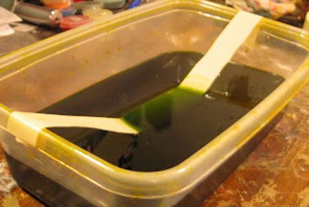  Вылейте хлорид в пластиковую ванночку