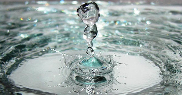 Святая вода на Крещение Господне (Богоявление) 19 января: свойства, когда и где набирать, как использовать